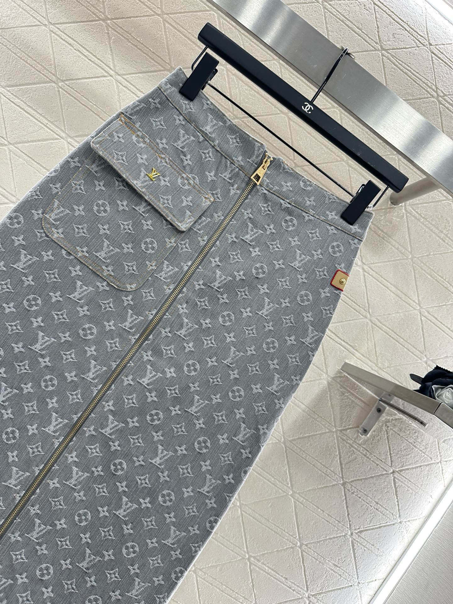 25 Denim jacquard jacket and skirt suit