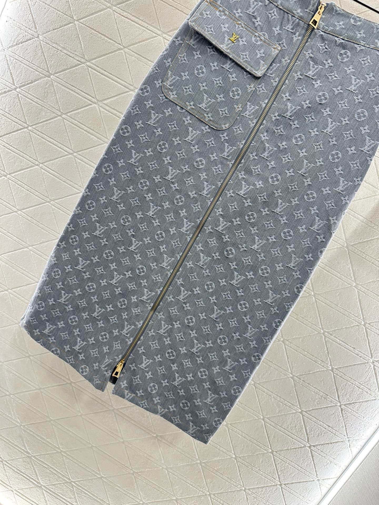 25 Denim jacquard jacket and skirt suit