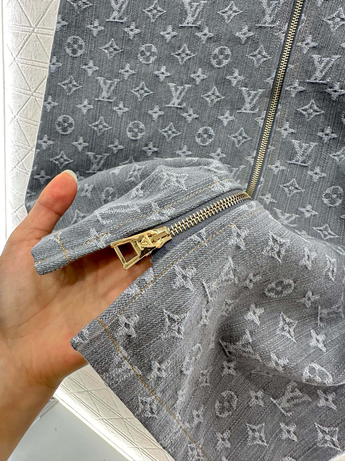 25 Denim jacquard jacket and skirt suit