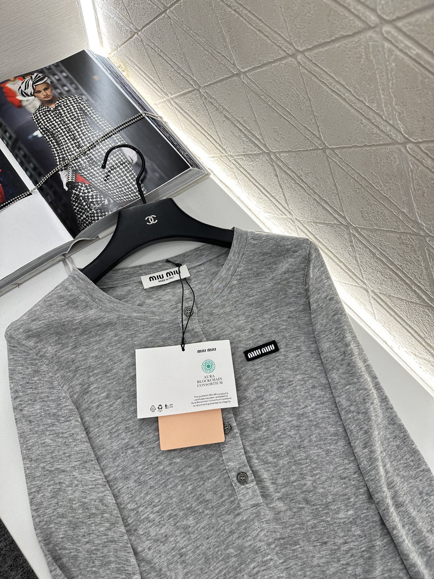 25 Half-open round neck bottoming shirt