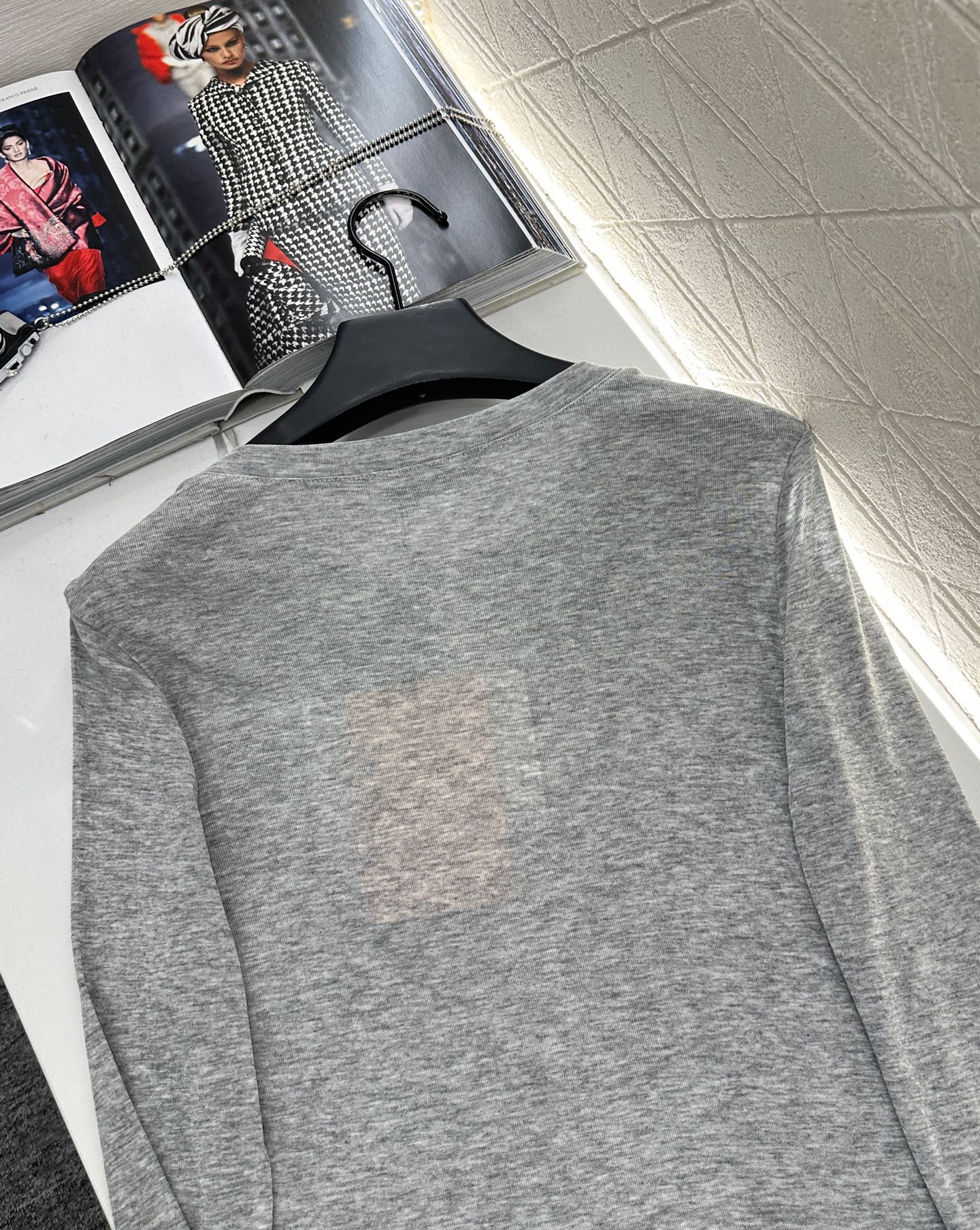 25 Half-open round neck bottoming shirt