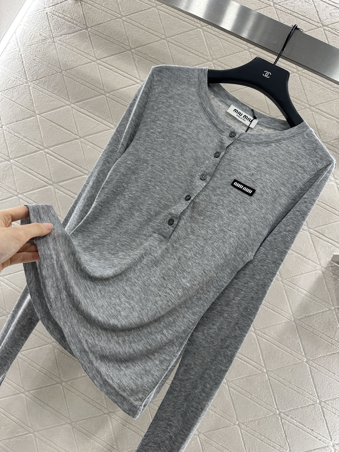 25 Half-open round neck bottoming shirt