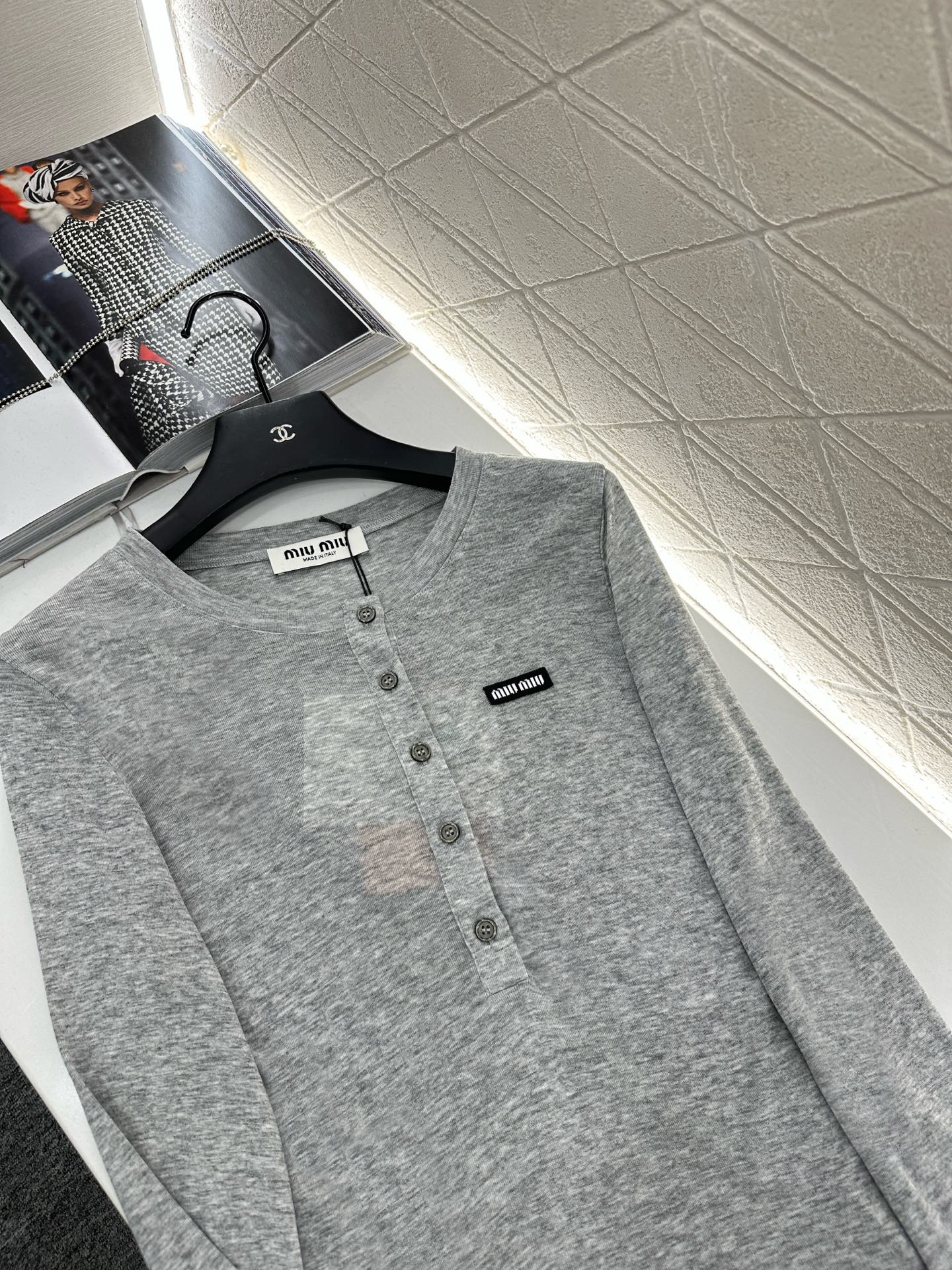 25 Half-open round neck bottoming shirt