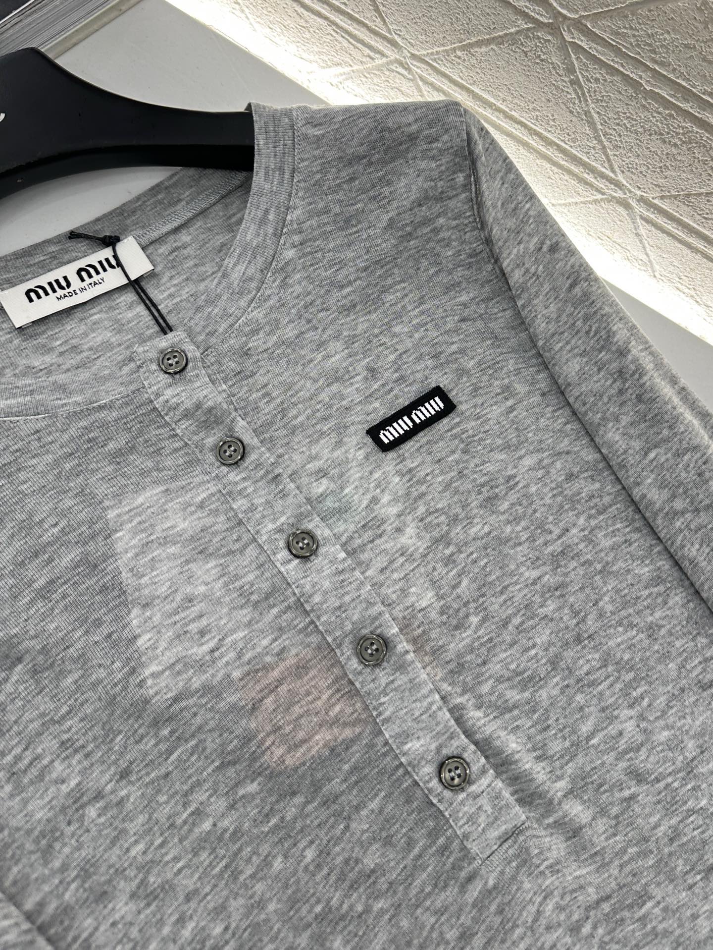 25 Half-open round neck bottoming shirt