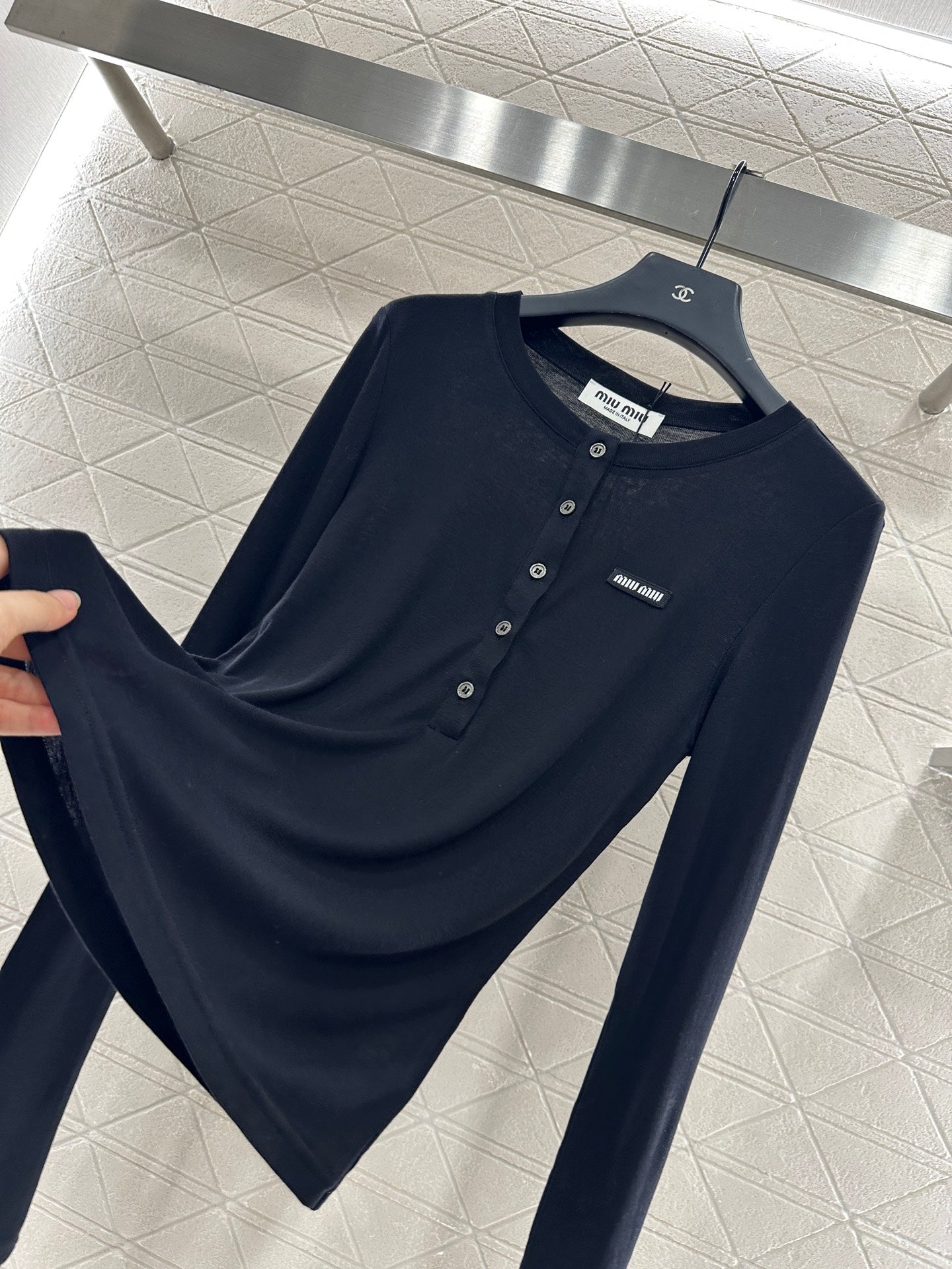 25 Half-open round neck bottoming shirt