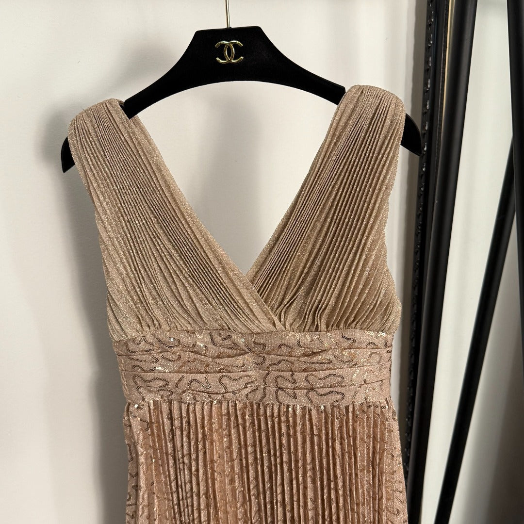 25 new V-neck pleated suspender dress