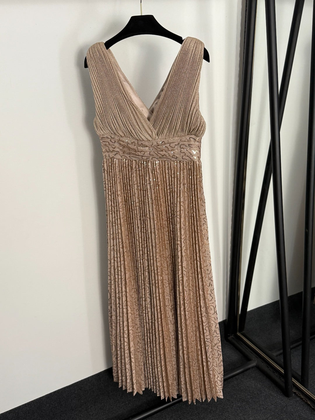 25 new V-neck pleated suspender dress