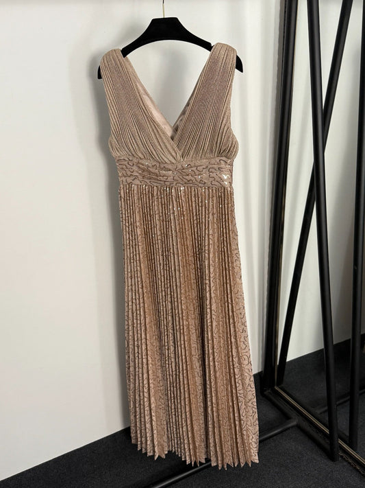 25 new V-neck pleated suspender dress