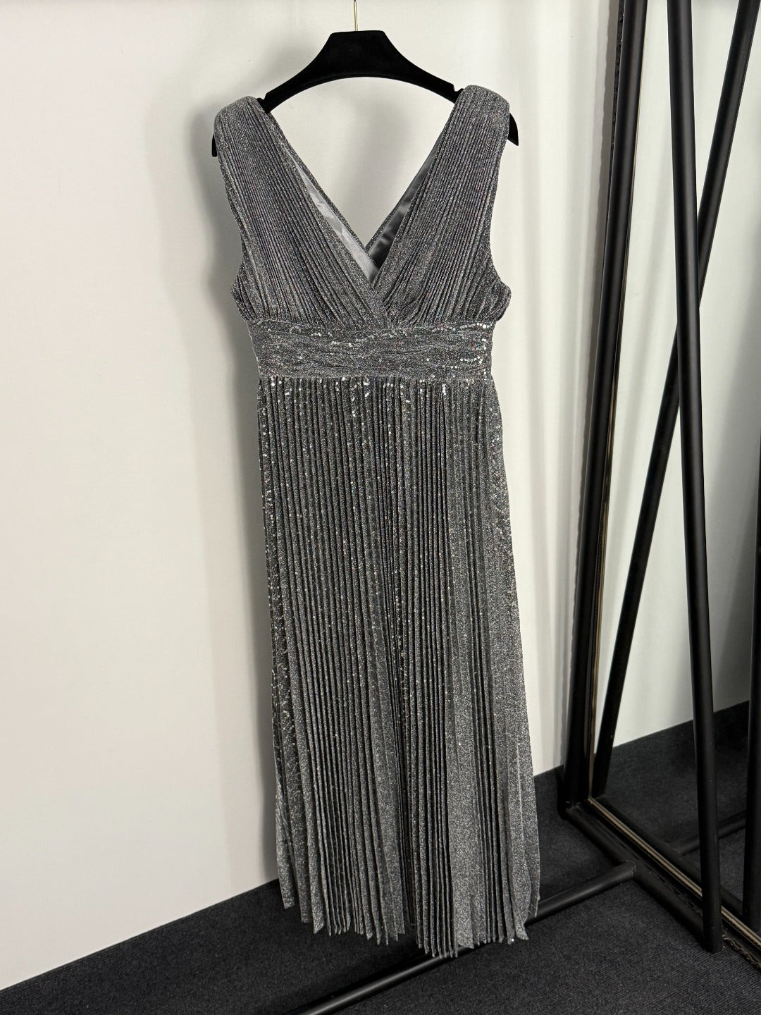 25 new V-neck pleated suspender dress