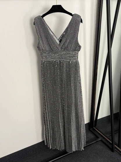 25 new V-neck pleated suspender dress