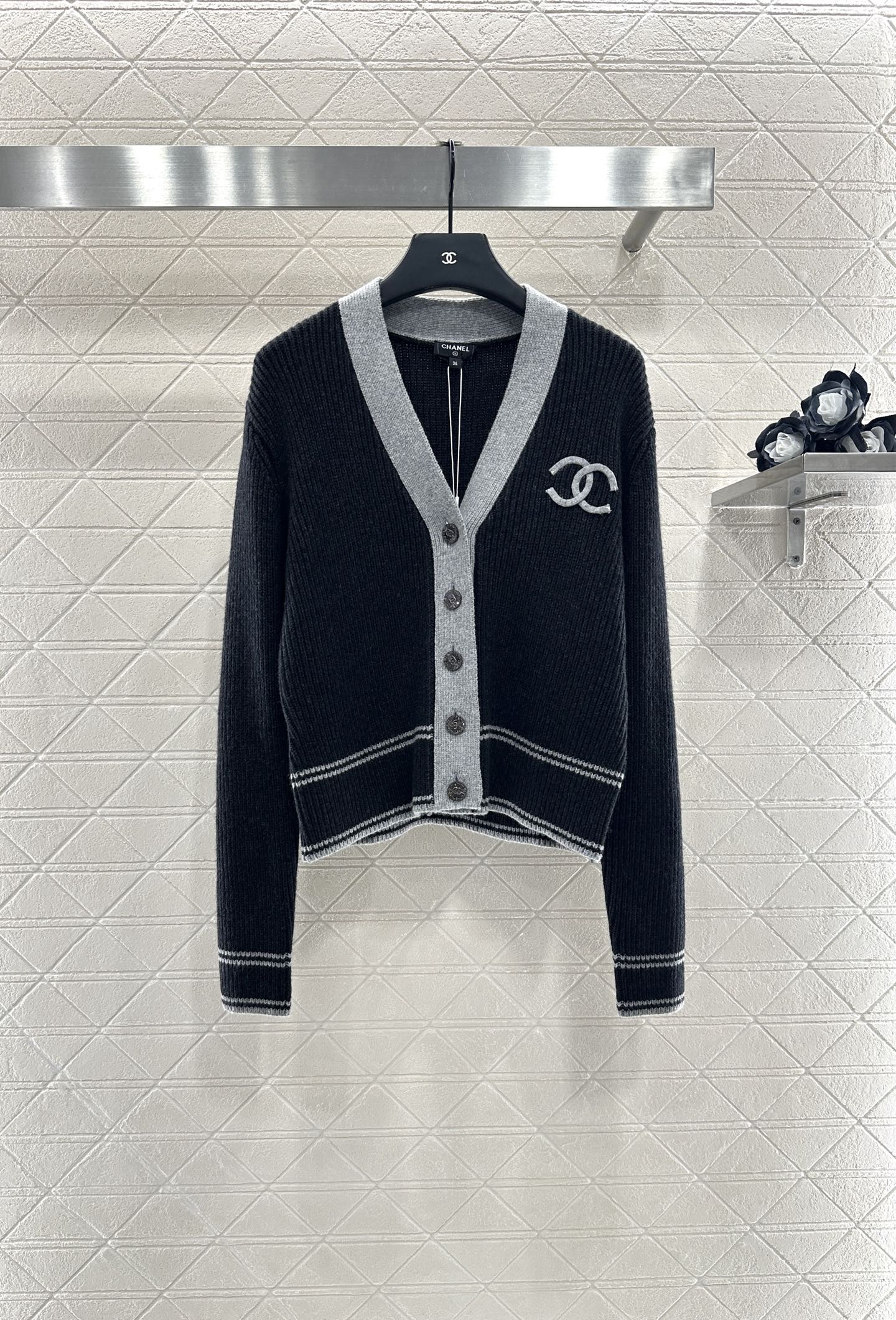 25fw New V-neck knitted cardigan