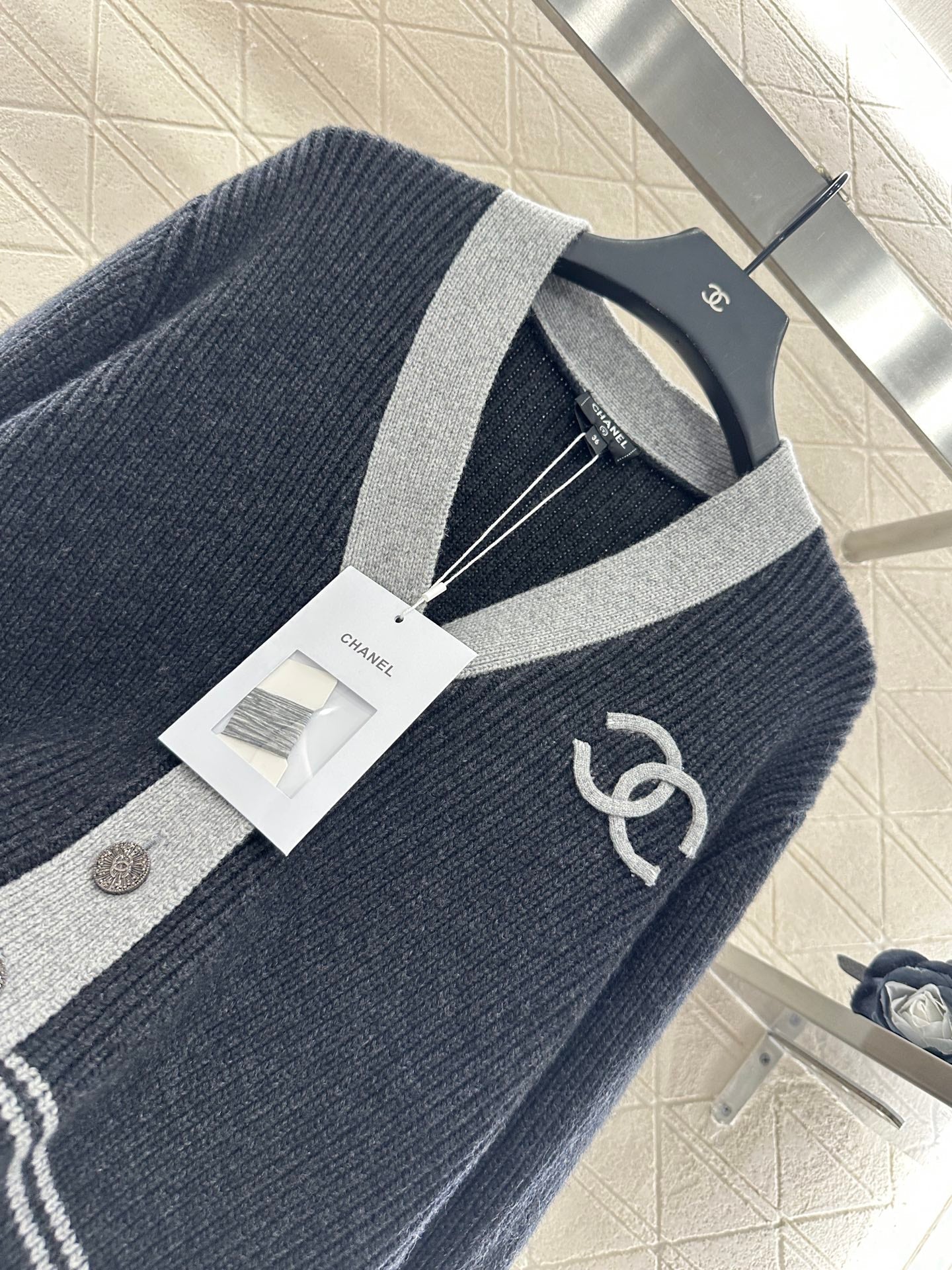 25fw New V-neck knitted cardigan