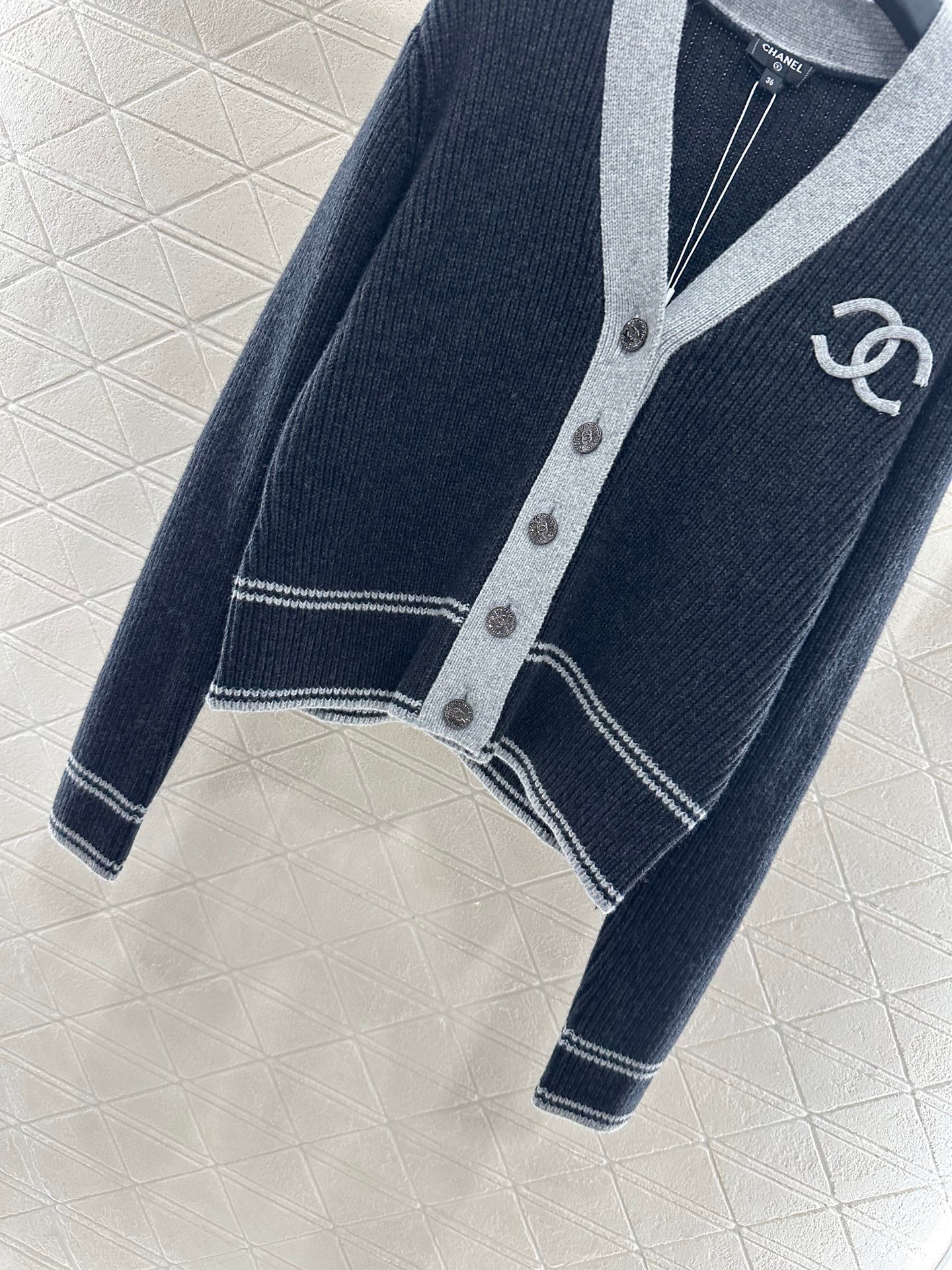 25fw New V-neck knitted cardigan