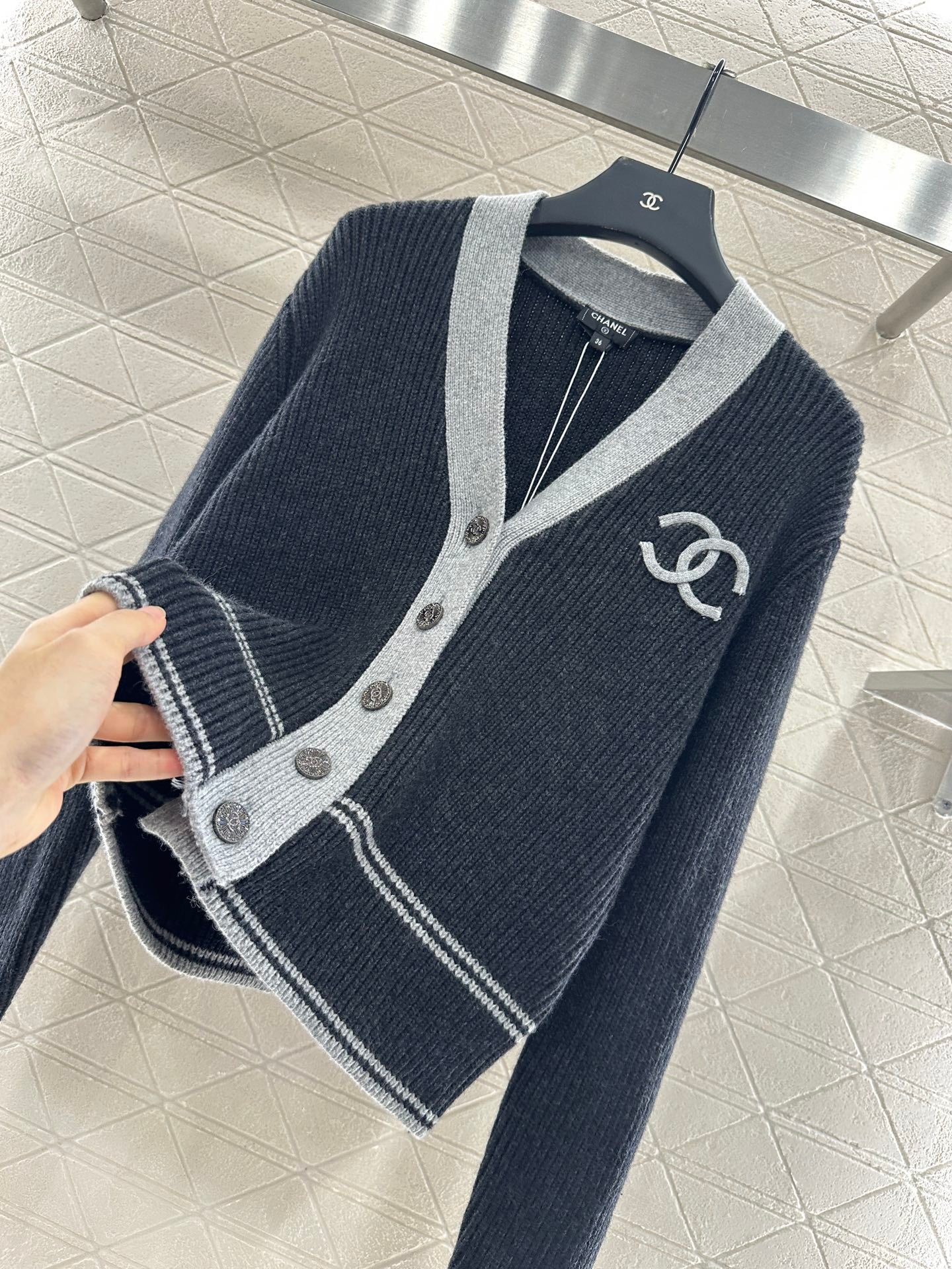 25fw New V-neck knitted cardigan