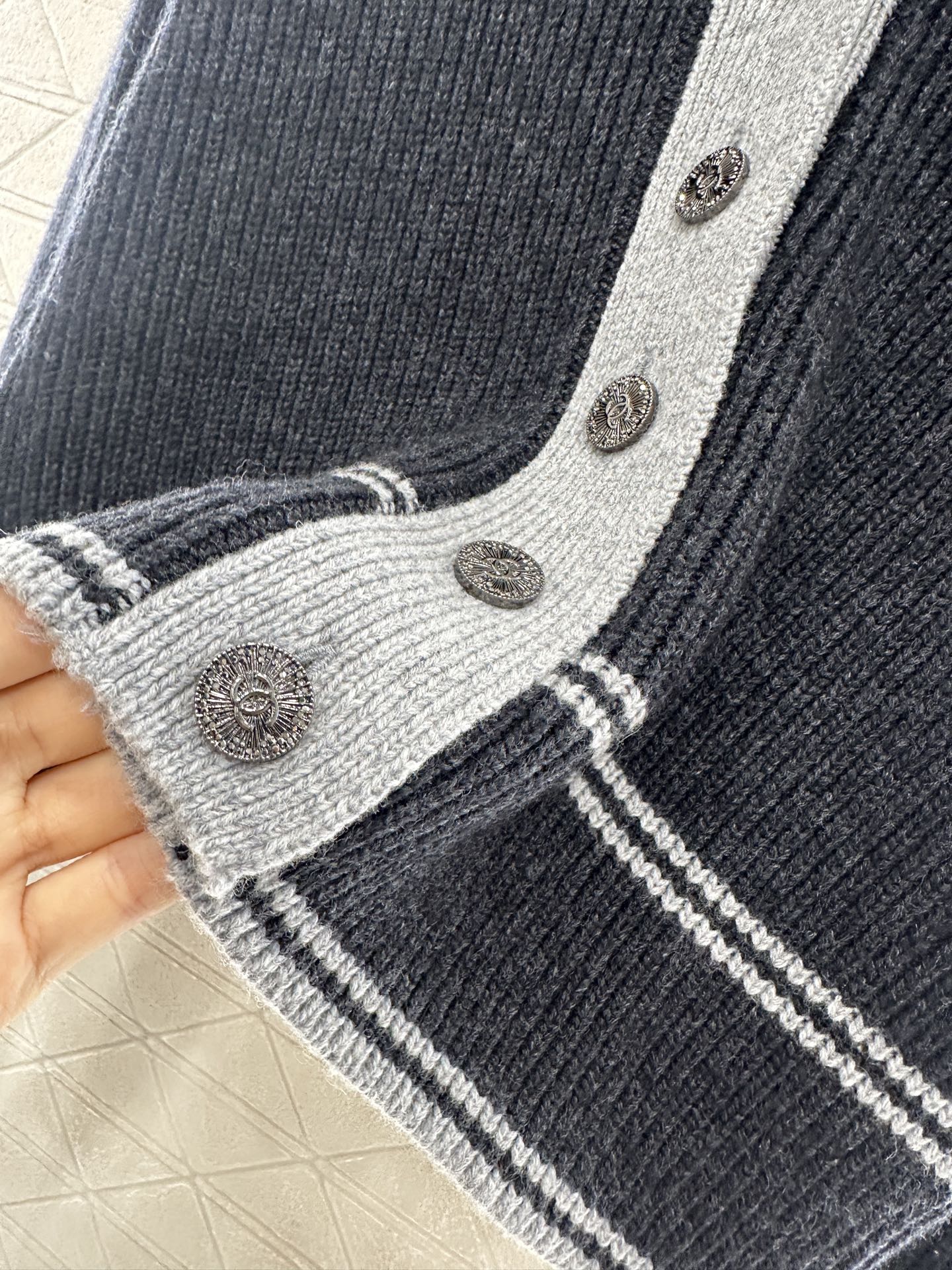 25fw New V-neck knitted cardigan