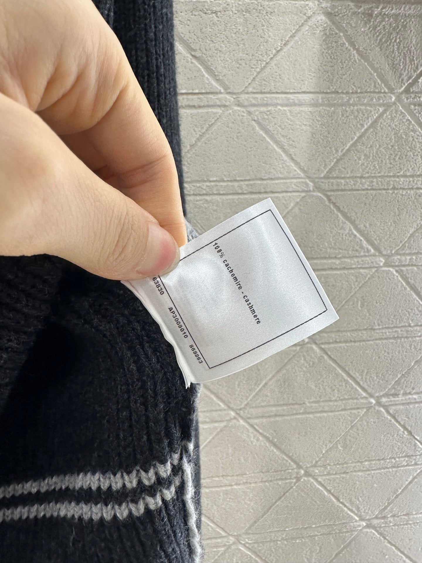 25fw New V-neck knitted cardigan