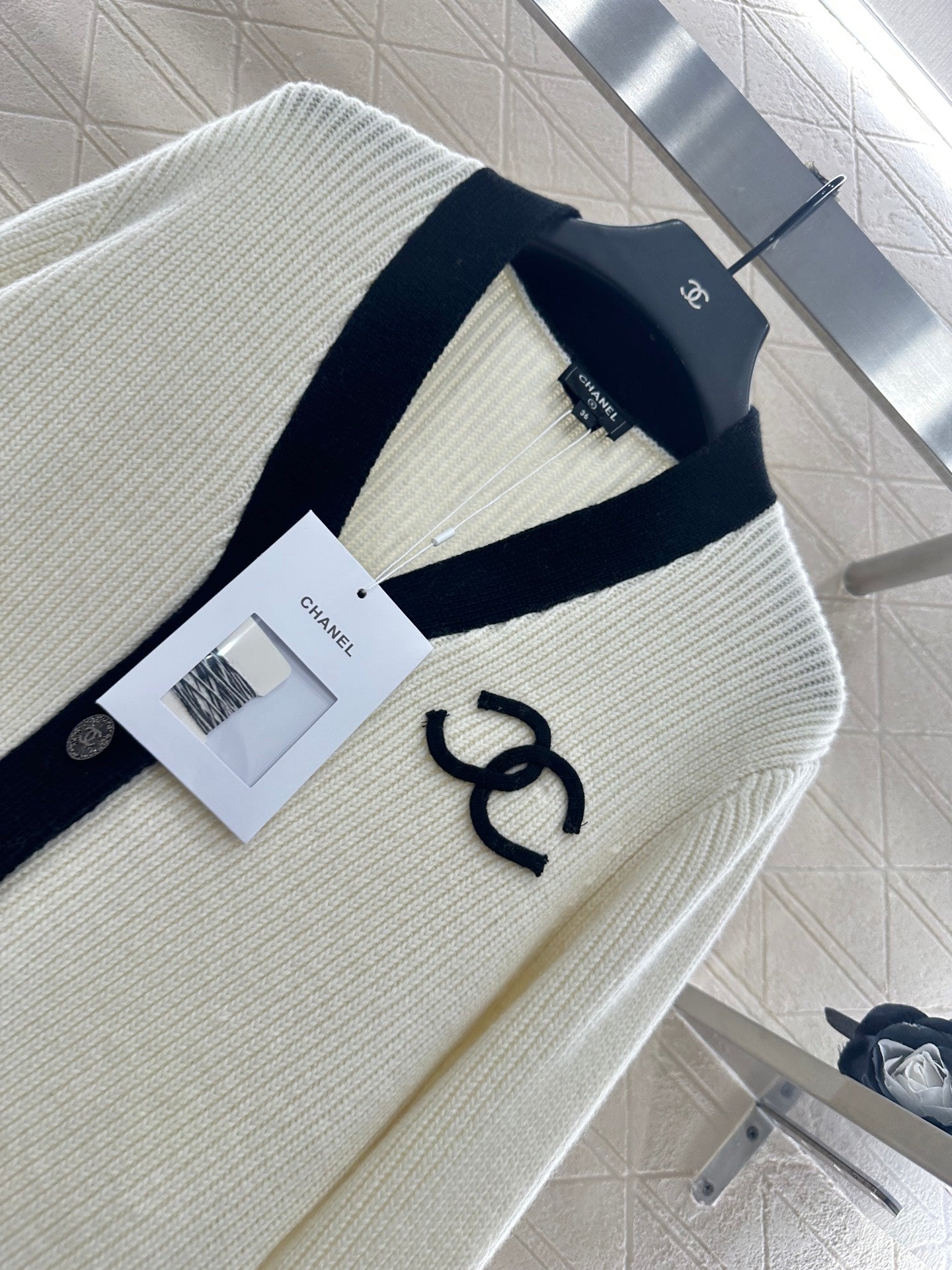 25fw New V-neck knitted cardigan