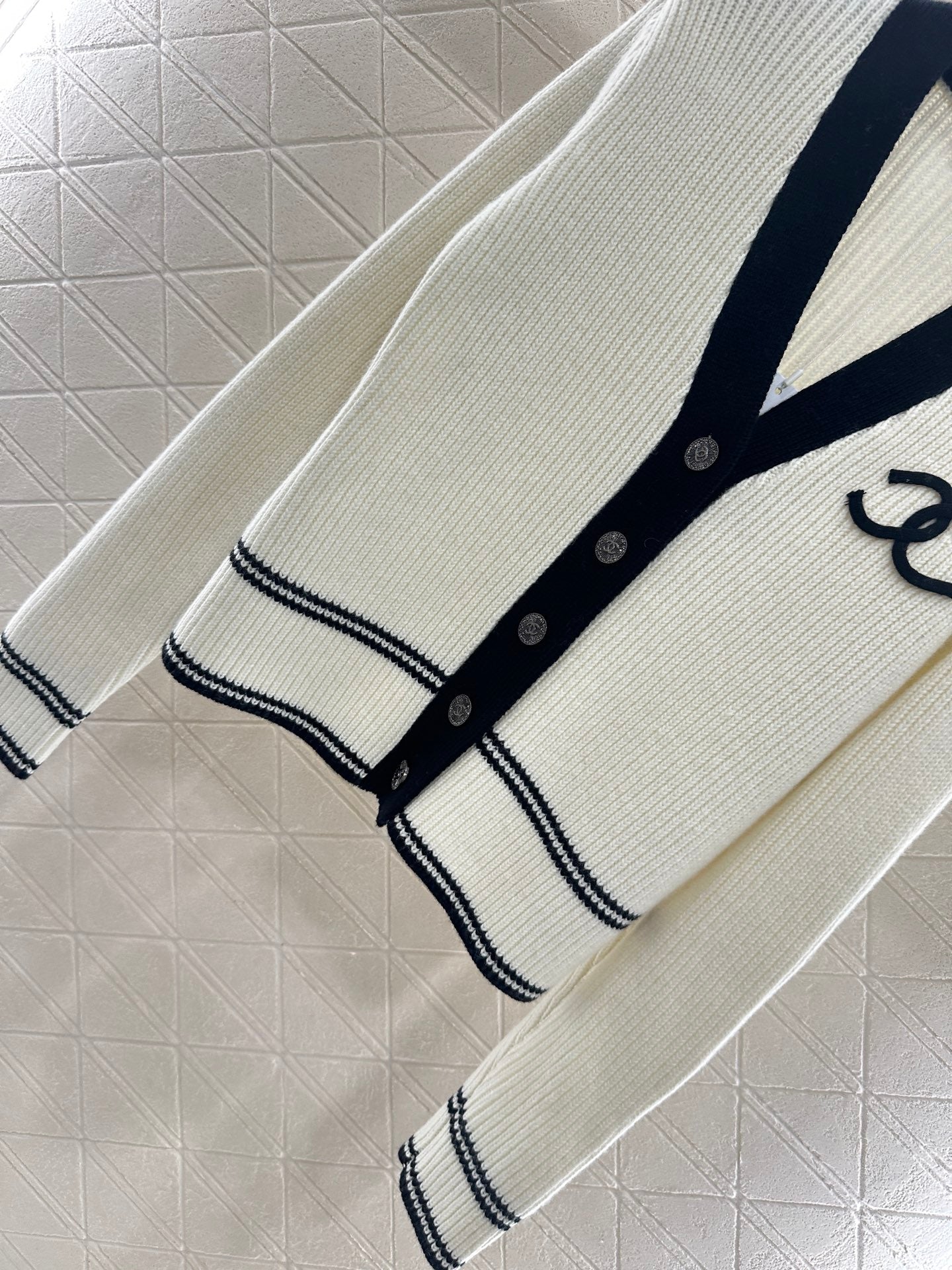 25fw New V-neck knitted cardigan