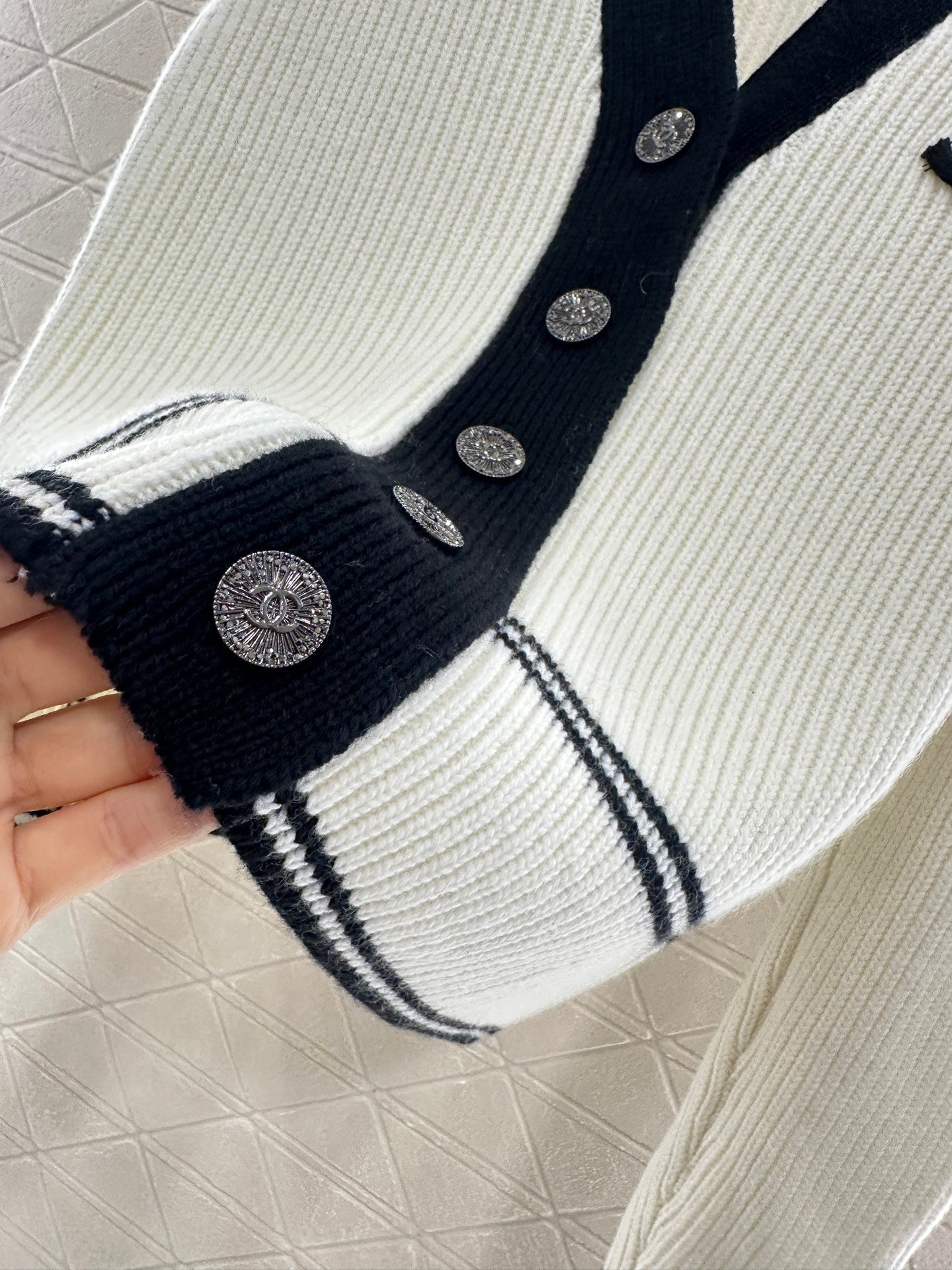 25fw New V-neck knitted cardigan