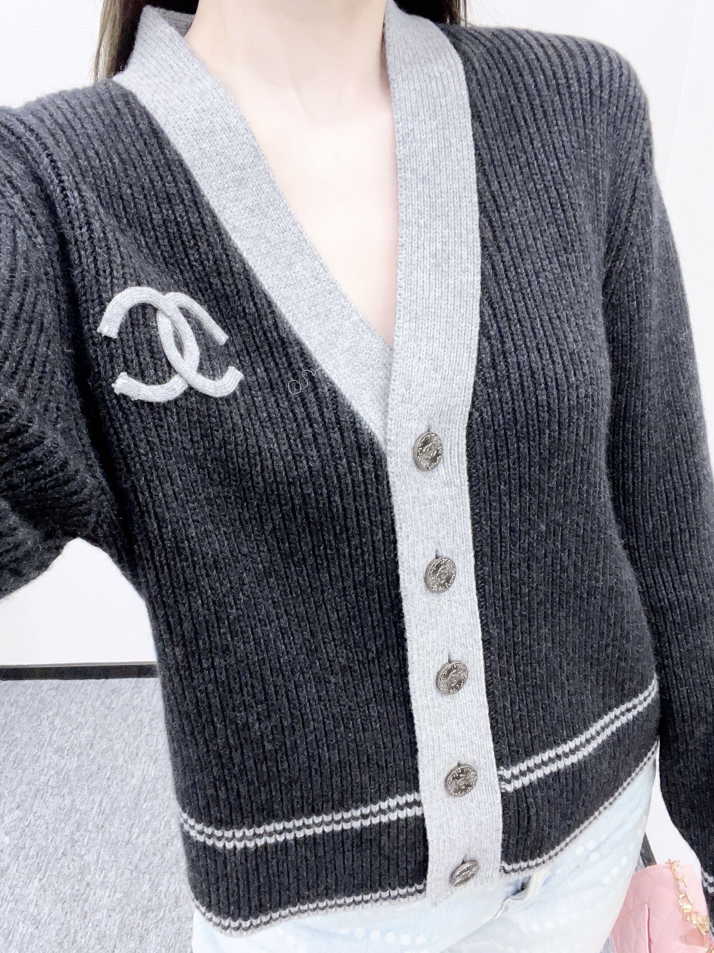 25fw New V-neck knitted cardigan