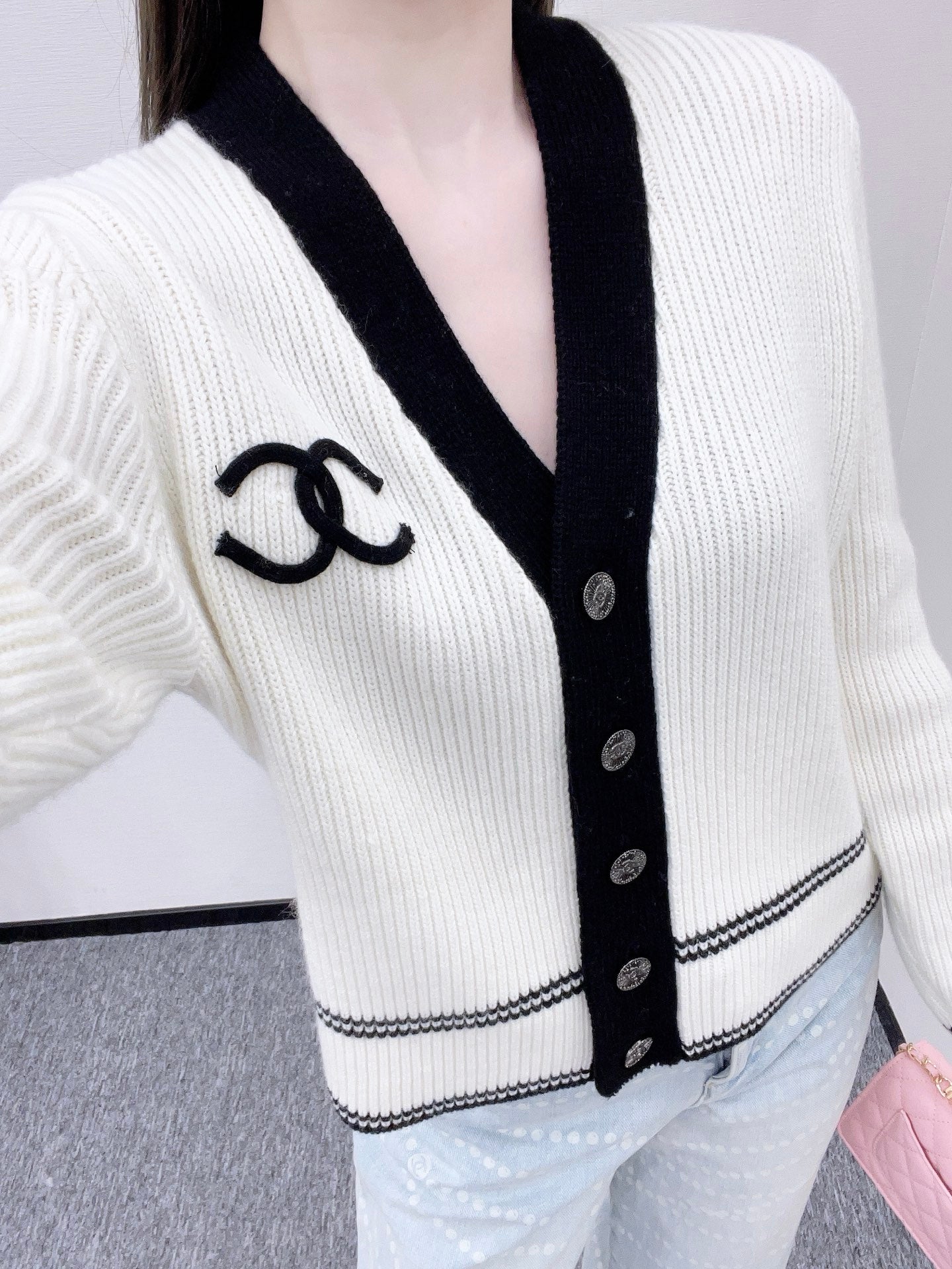 25fw New V-neck knitted cardigan