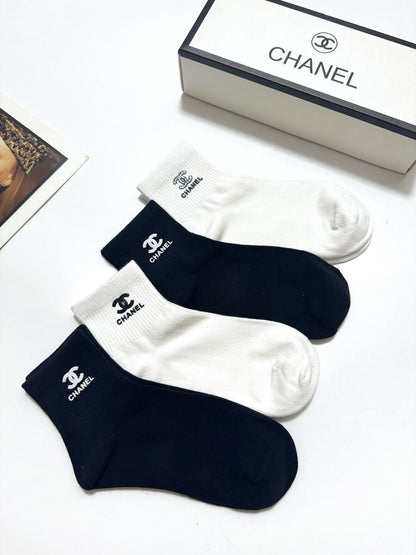 Classic letter logo solid color socks