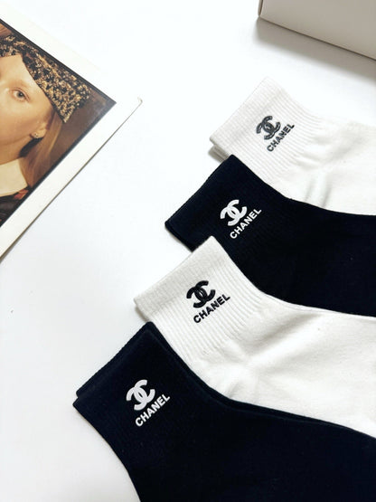Classic letter logo solid color socks