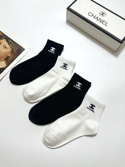 Classic letter logo solid color socks