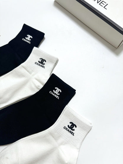 Classic letter logo solid color socks