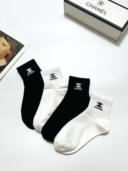 Classic letter logo solid color socks