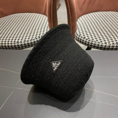 New knitted bucket hat