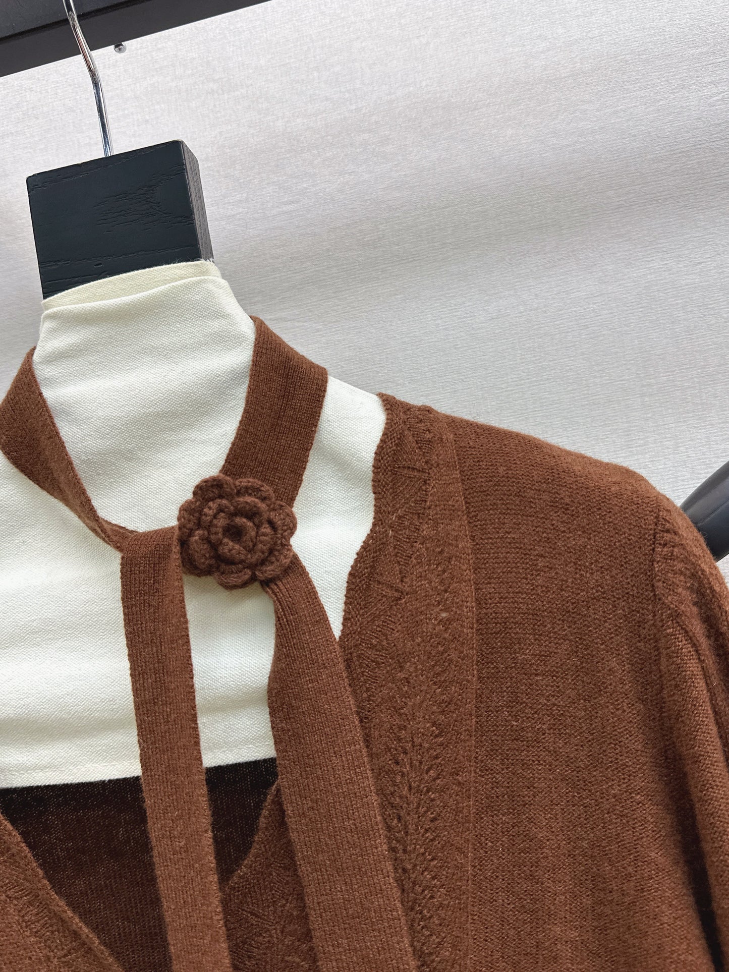 25fw new V-neck cardigan + flower hollow knitted hat set