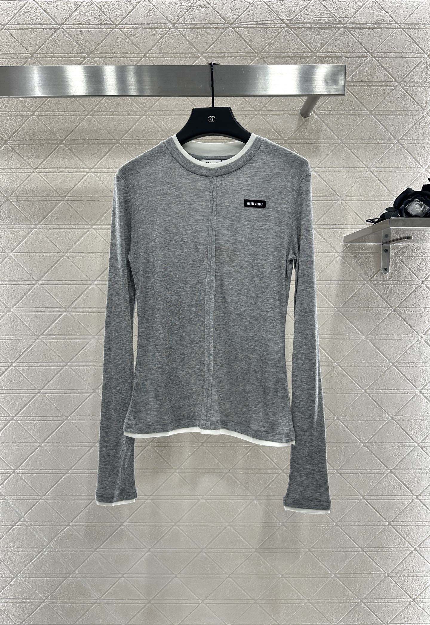 25 Fake two-piece round neck long sleeves