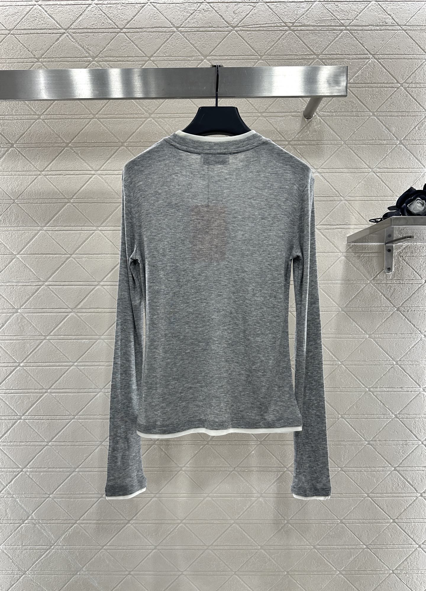 25 Fake two-piece round neck long sleeves