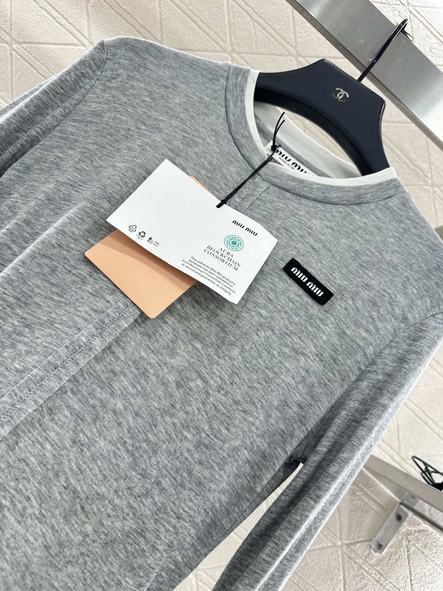 25 Fake two-piece round neck long sleeves