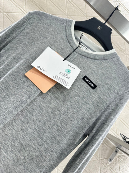 25 Fake two-piece round neck long sleeves