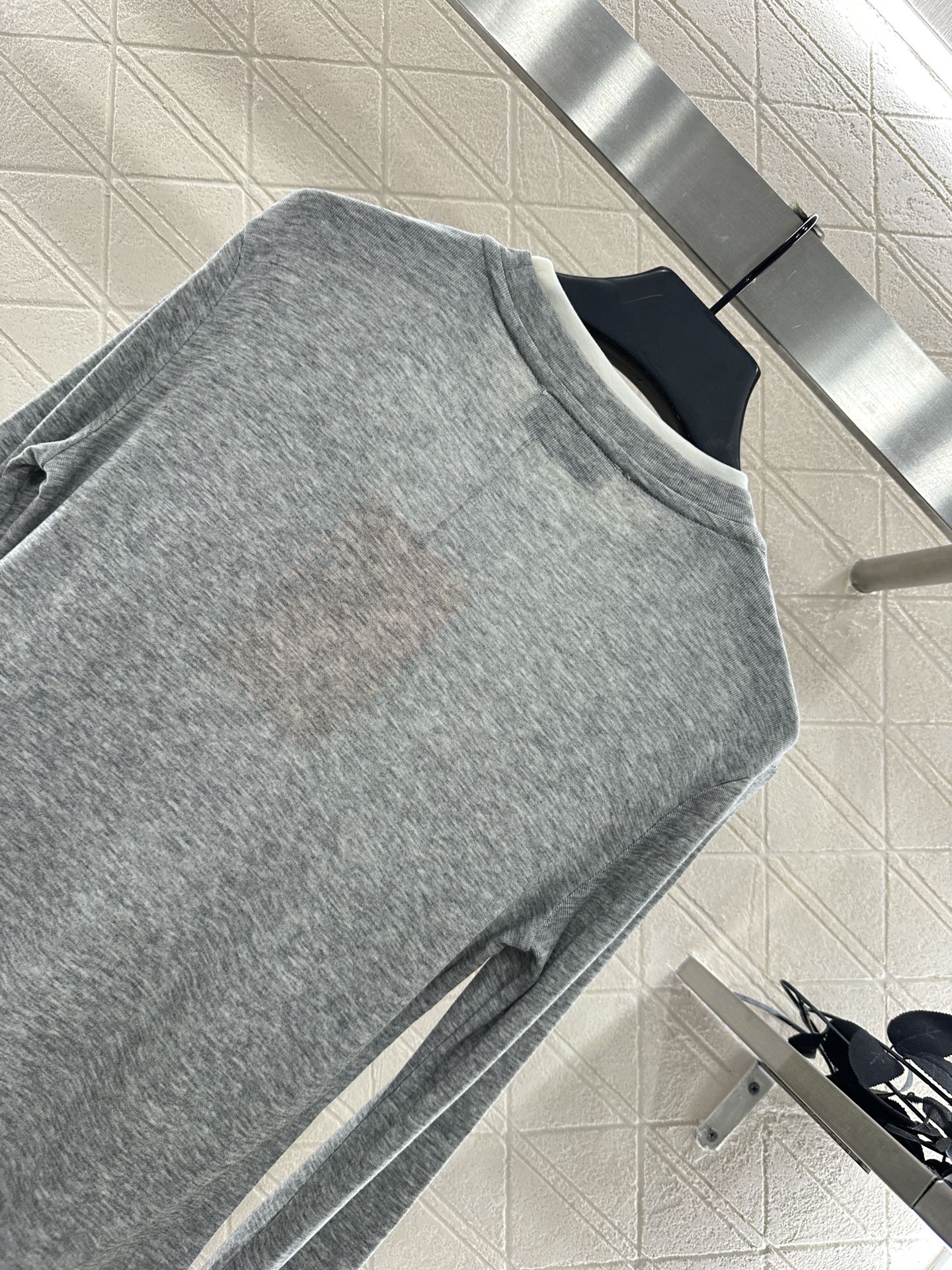 25 Fake two-piece round neck long sleeves