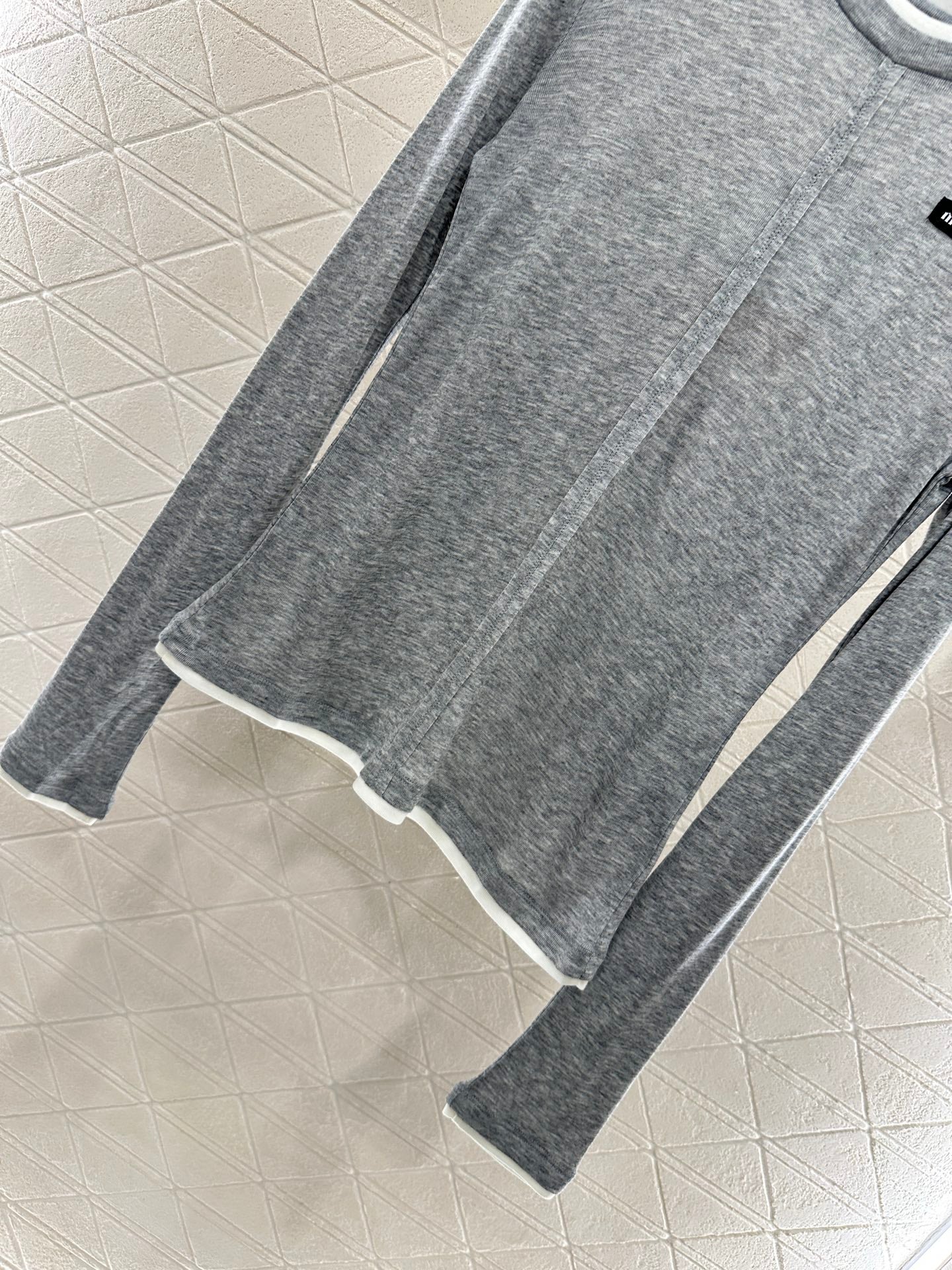 25 Fake two-piece round neck long sleeves