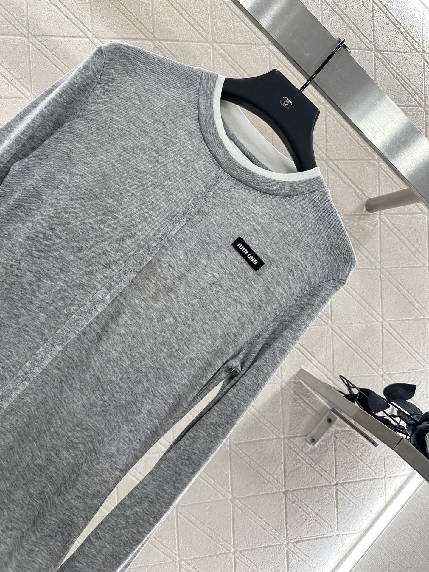 25 Fake two-piece round neck long sleeves