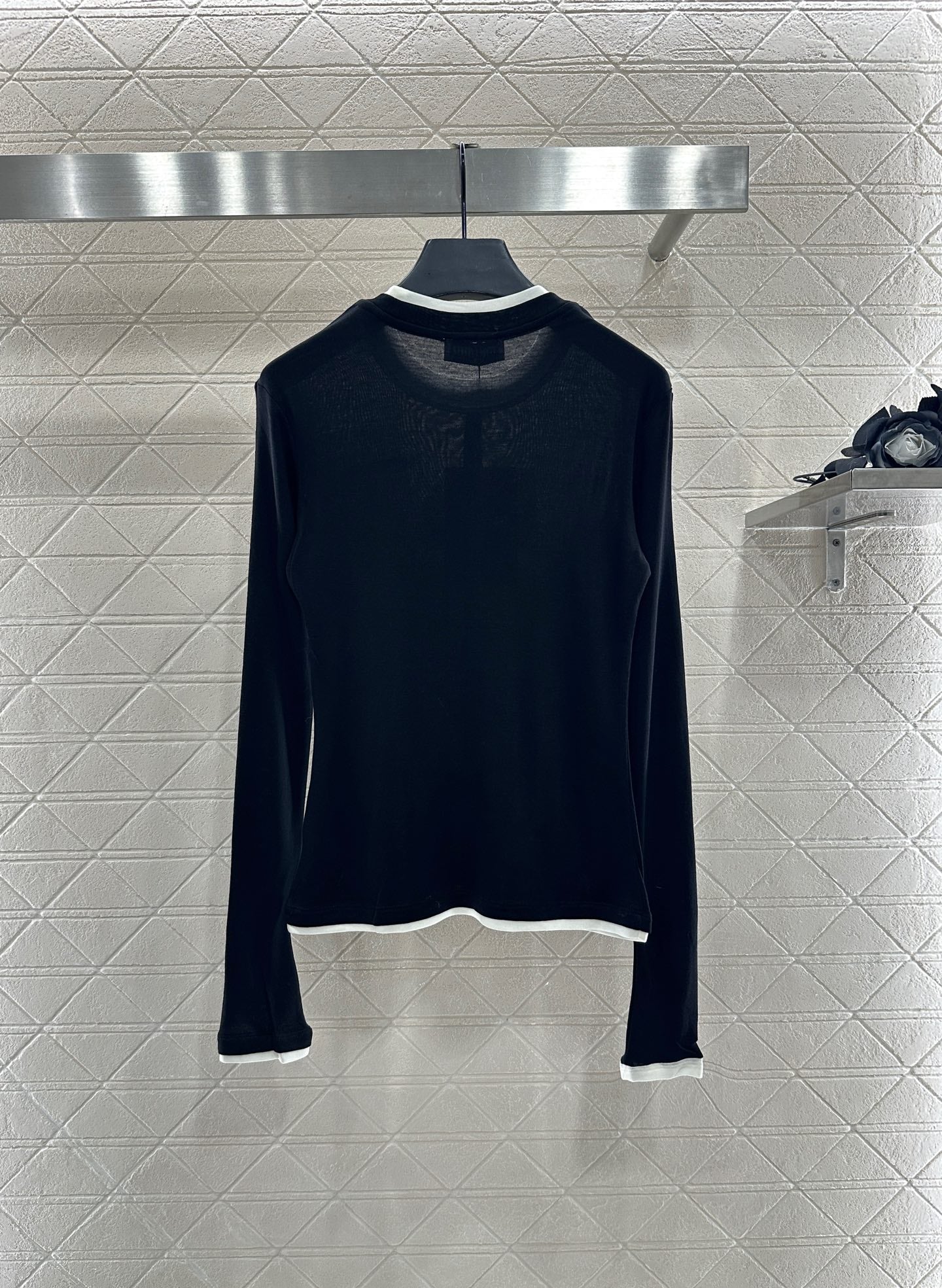 25 Fake two-piece round neck long sleeves