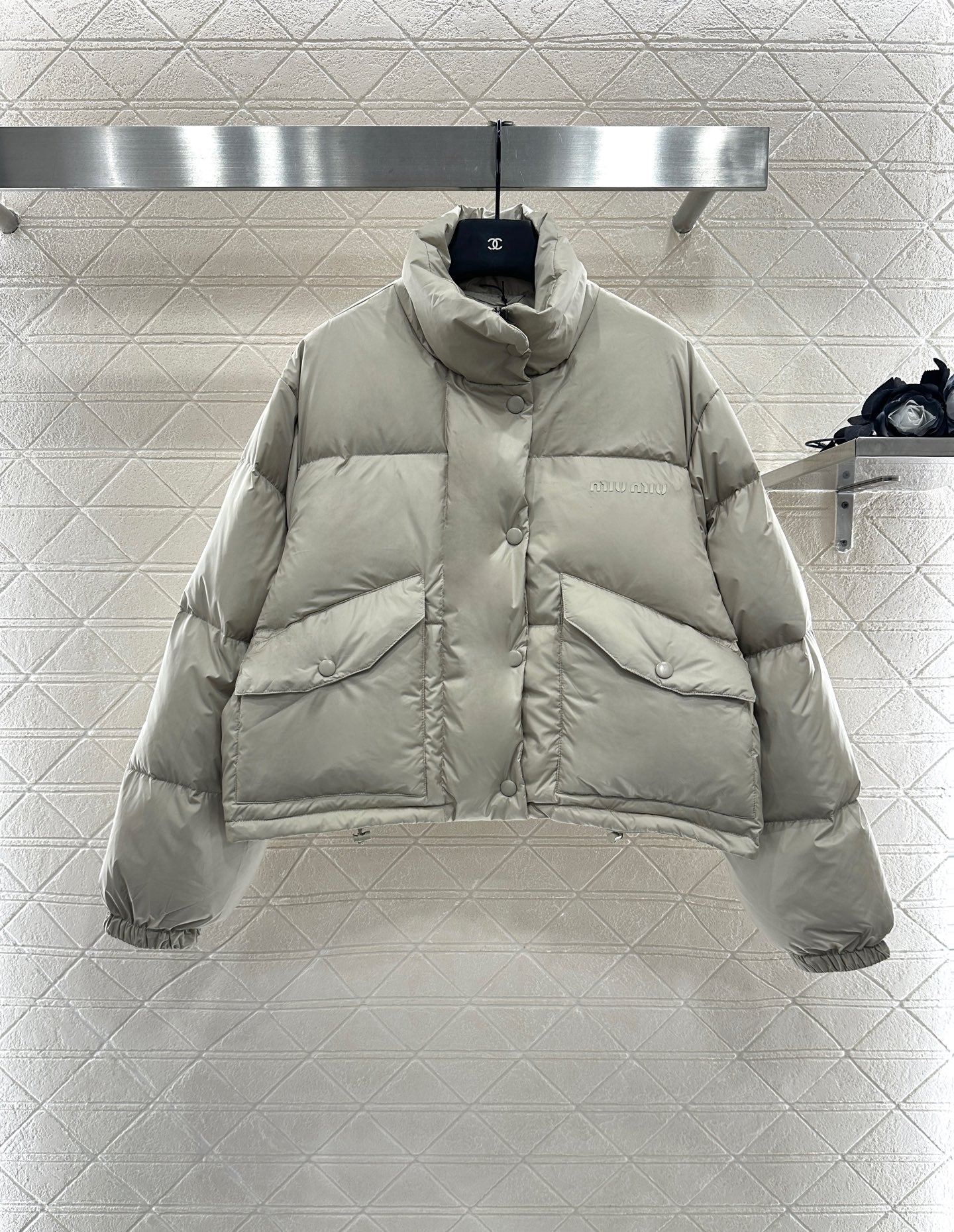 25 Flip collar, wear down jacket on both sides