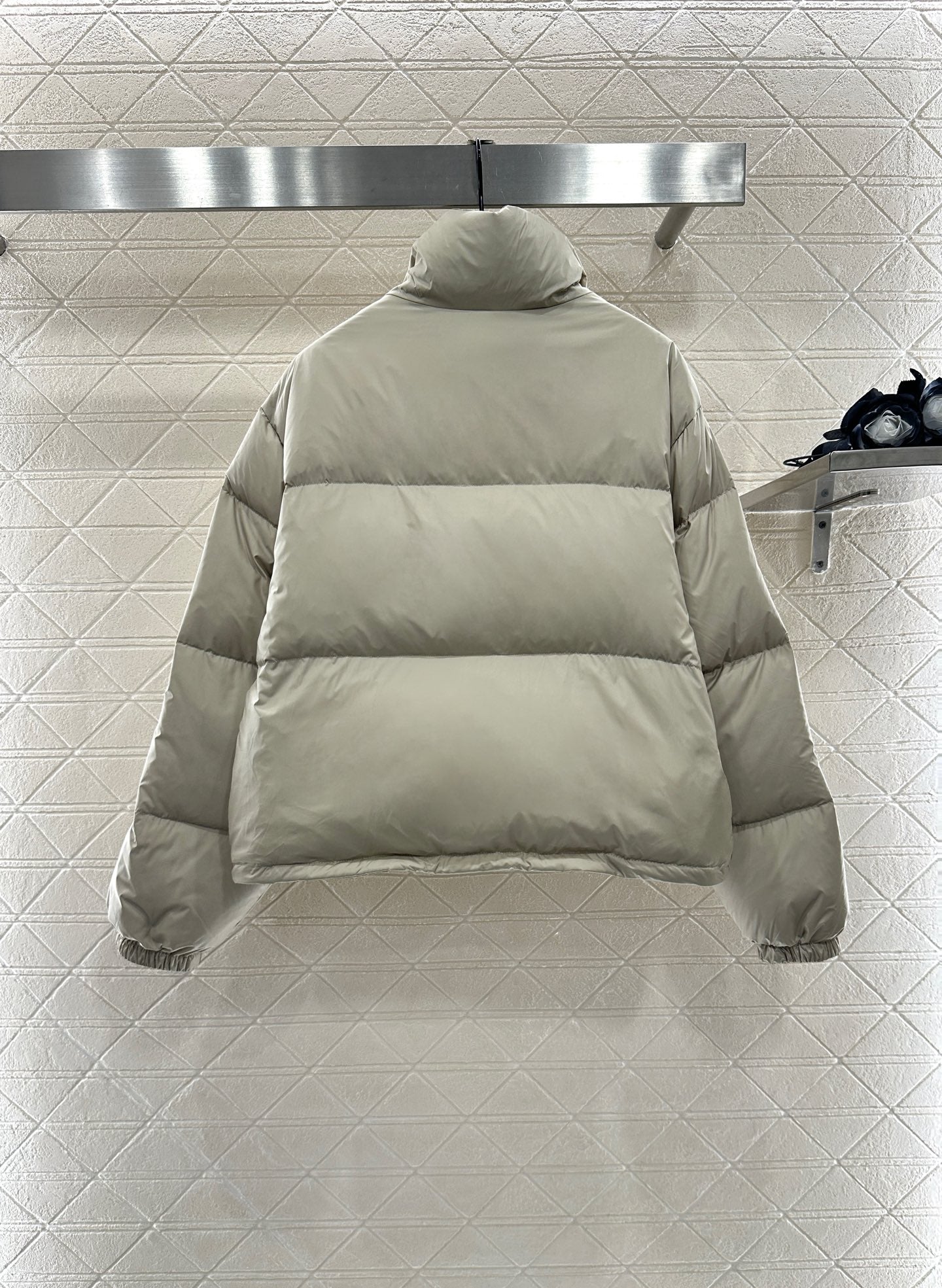 25 Flip collar, wear down jacket on both sides