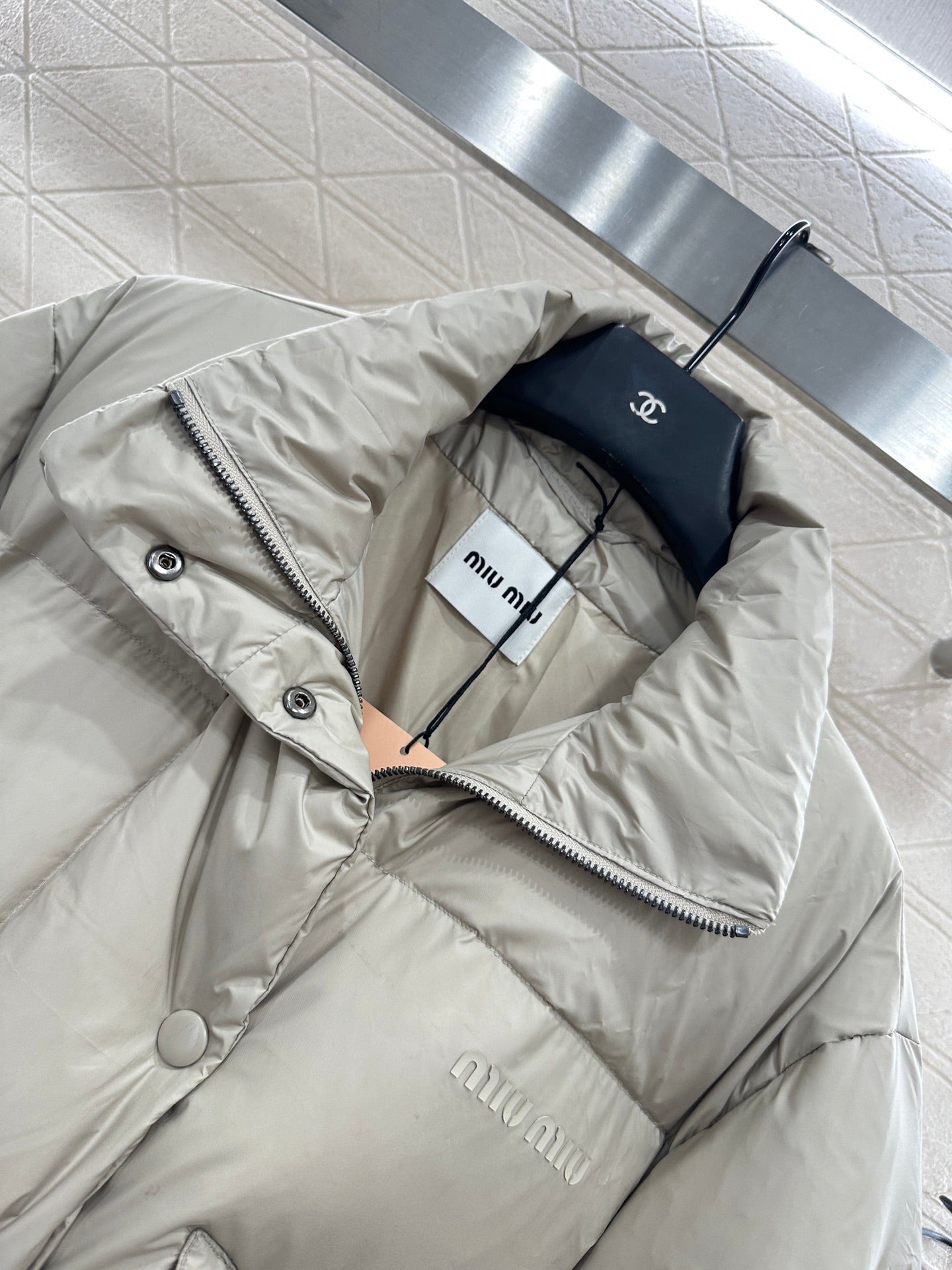 25 Flip collar, wear down jacket on both sides