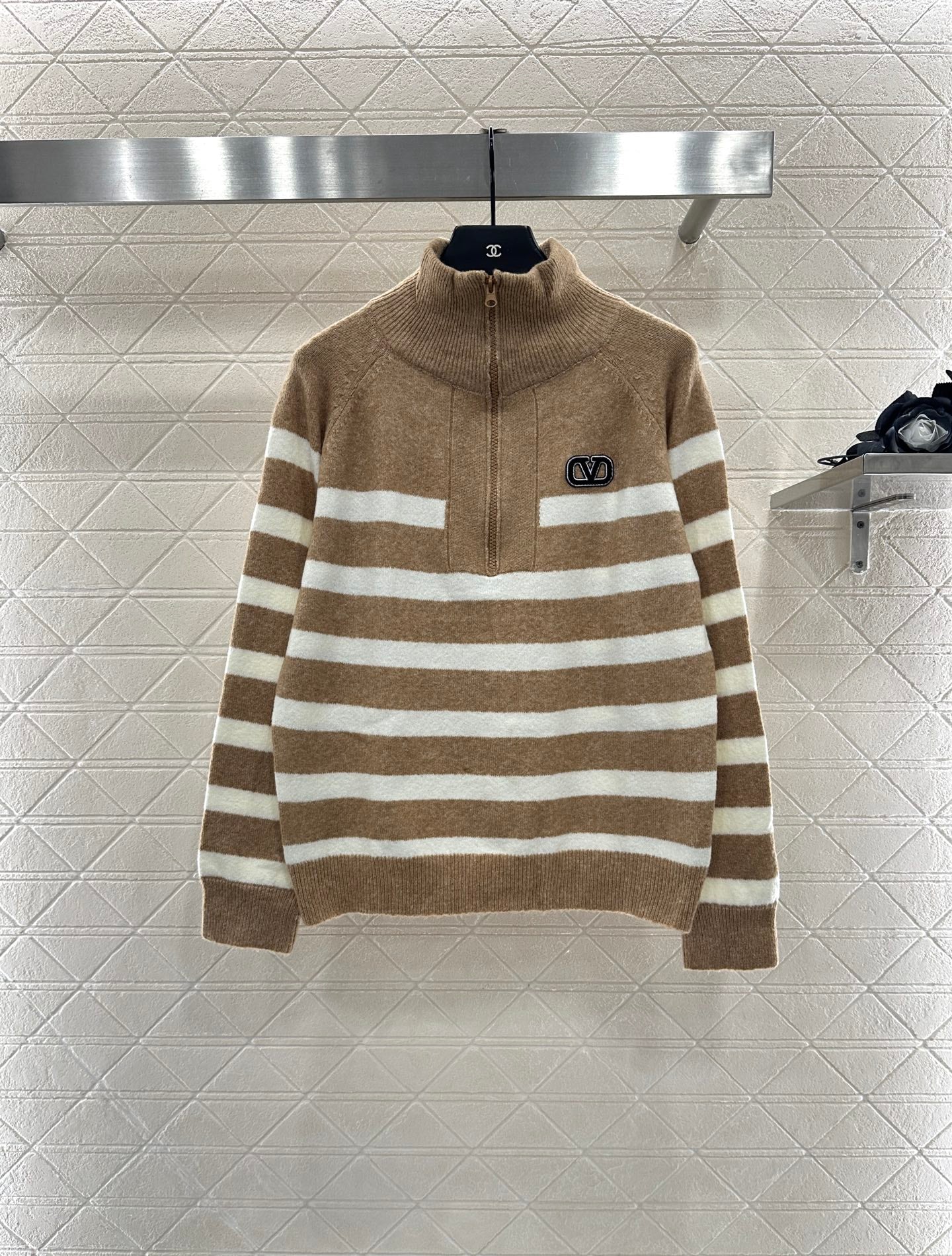 25 Half open knit sweater with collar stripes