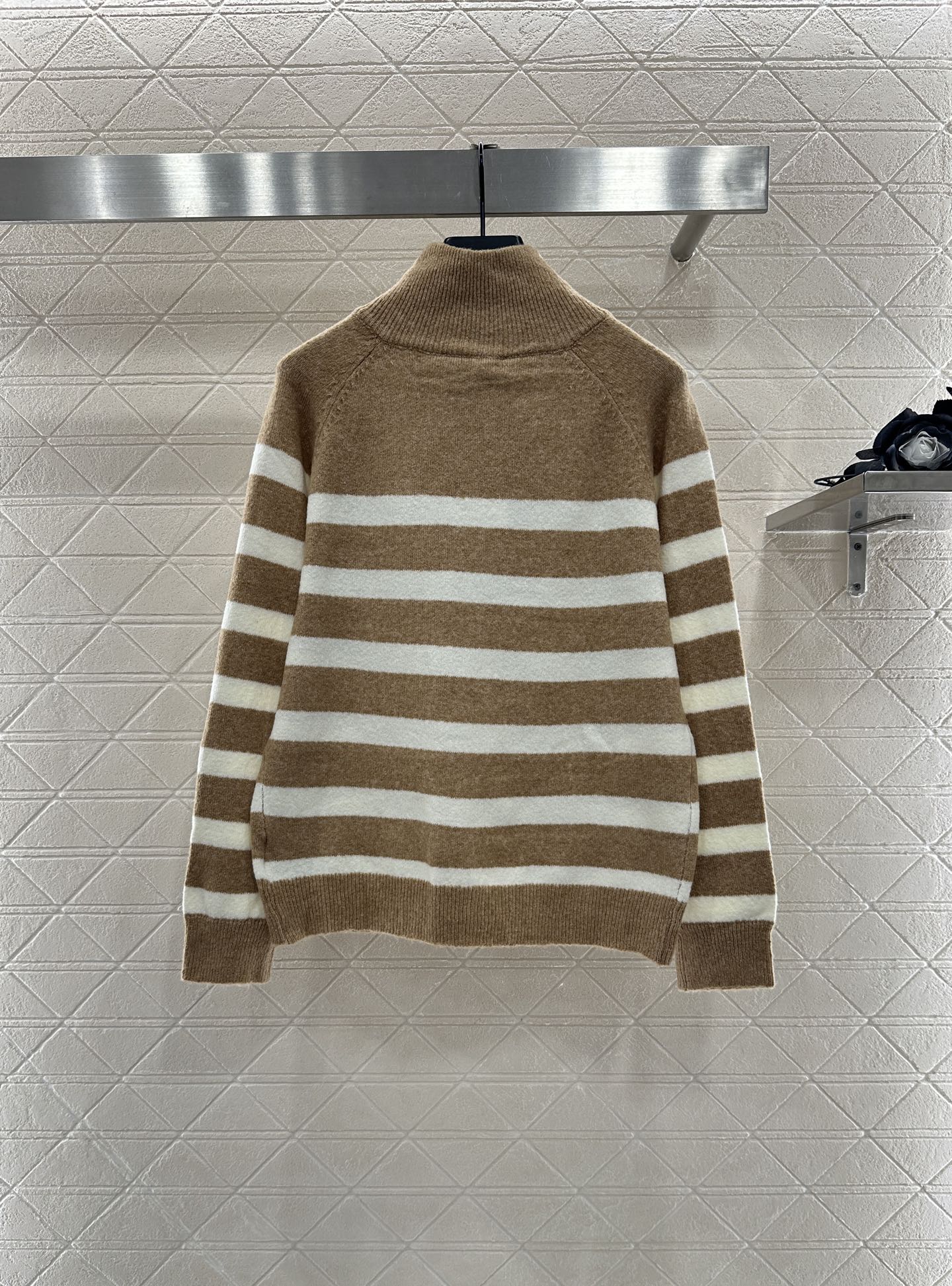 25 Half open knit sweater with collar stripes
