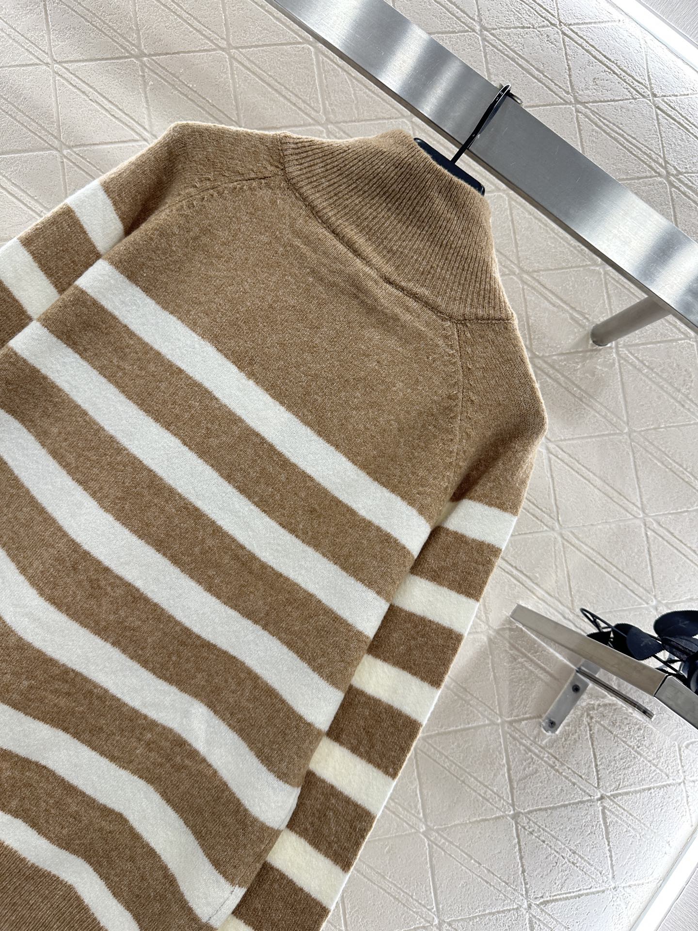 25 Half open knit sweater with collar stripes