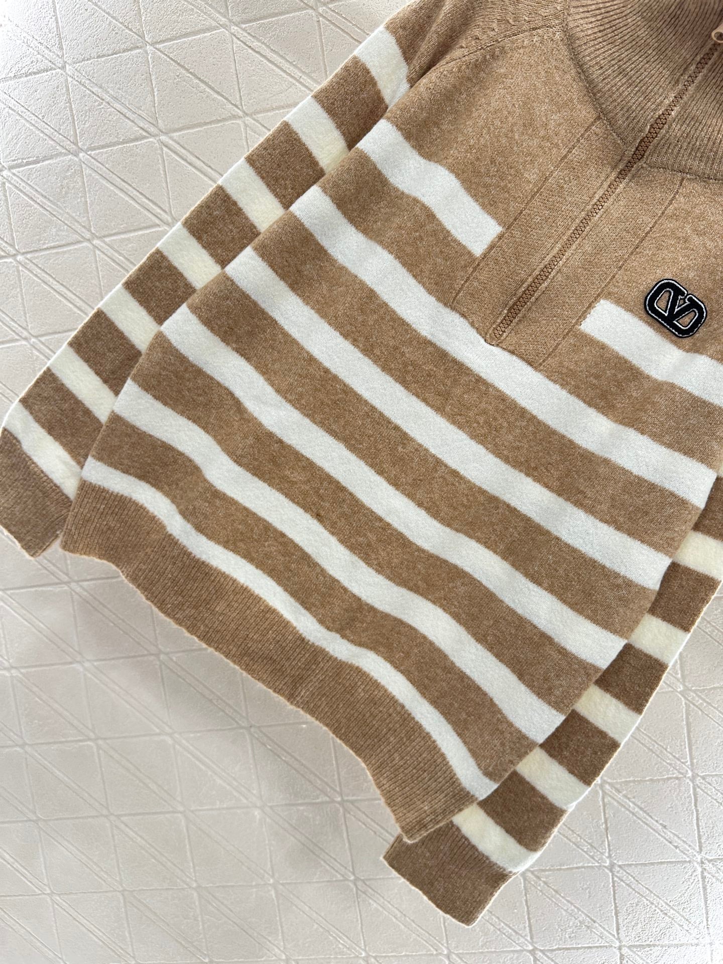 25 Half open knit sweater with collar stripes