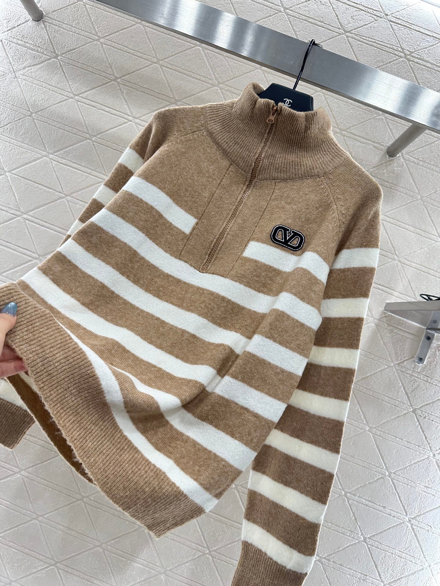 25 Half open knit sweater with collar stripes