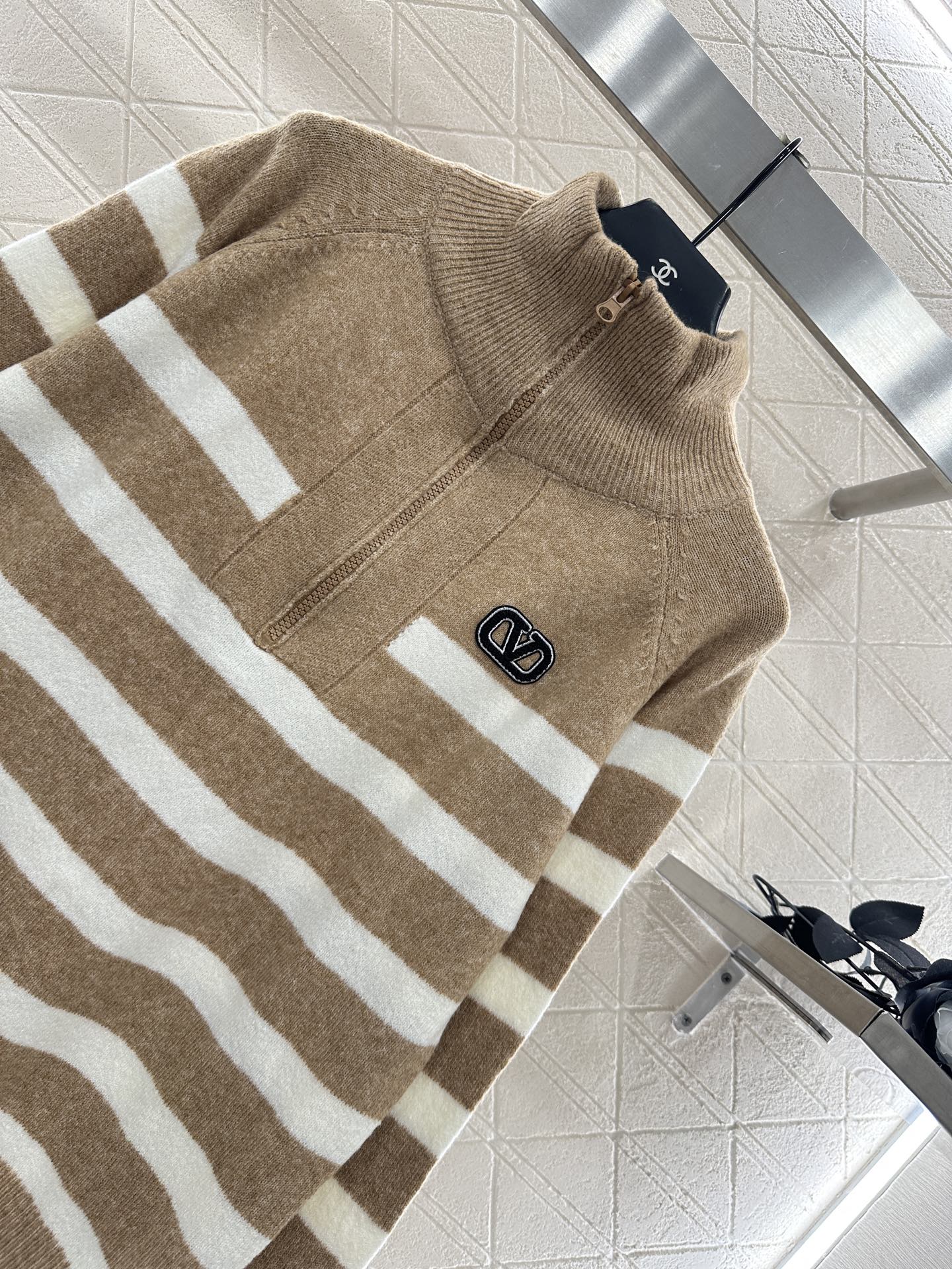 25 Half open knit sweater with collar stripes