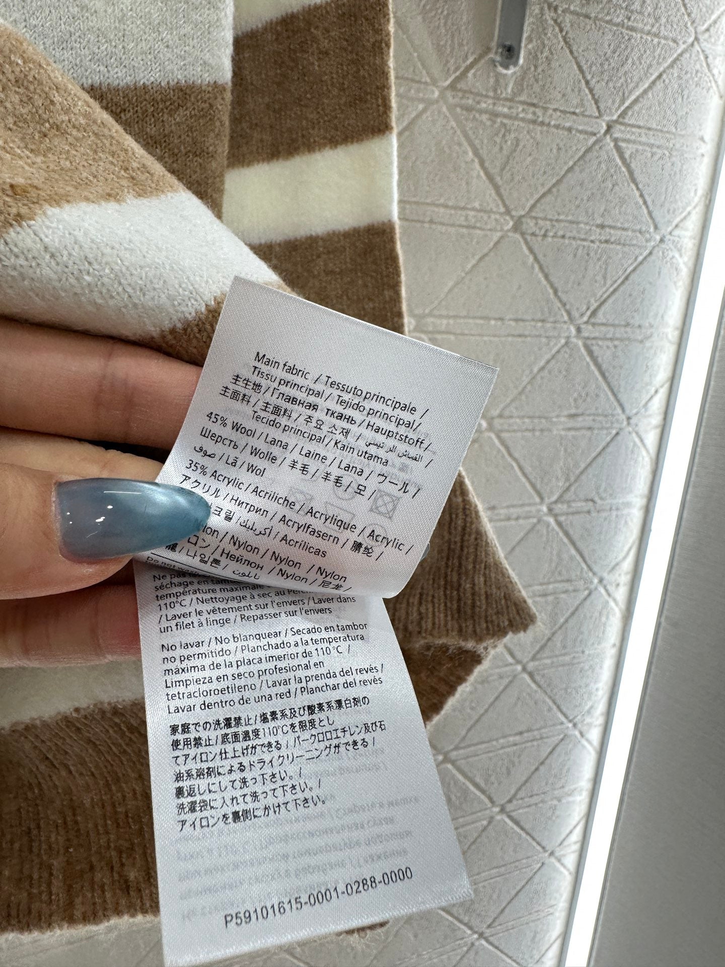 25 Half open knit sweater with collar stripes